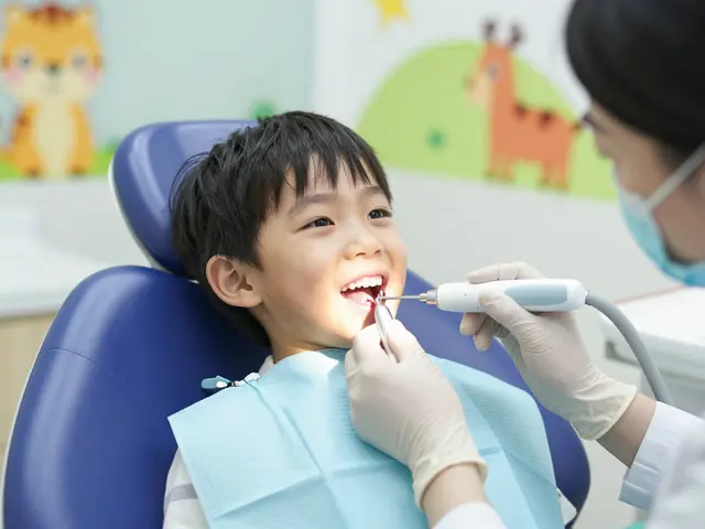 Jak se zbavit zubního kamene u dětí: 10 osvědčených rad