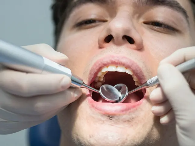 Jak bolí paradentóza a co se stane při kyretáži zubů?