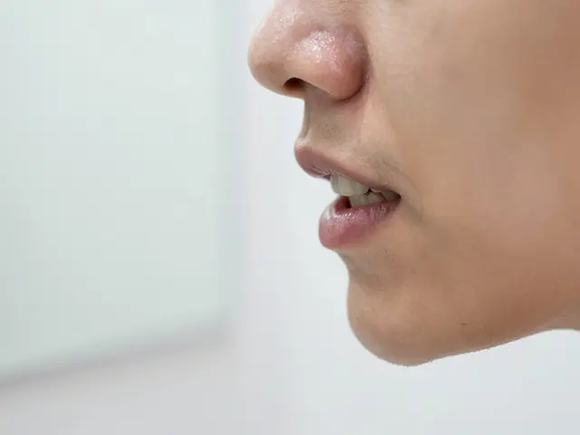 Černý zubní kámen: Fakta, mýty a jak se zbavit tmavých usazenin